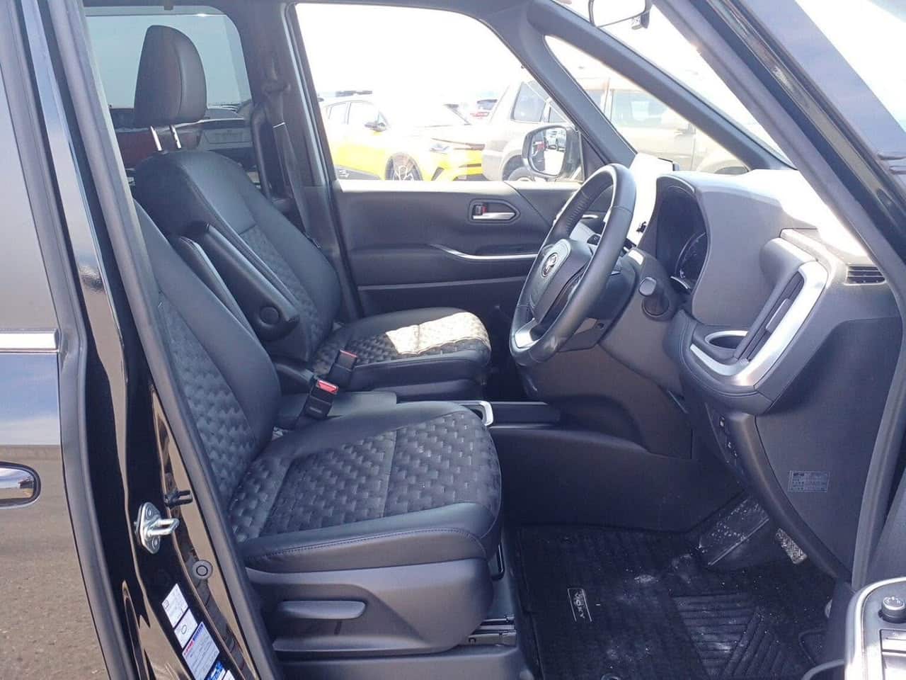 
TOYOTA VOXY S-Z NEW SHAPE 2022 ✨ S-Z Package — Full Loaded with Leg Rest ✨ 🔹 Mileage: 39,000 km 🔹 Auction Grade: 4 🔹 Color: Metallic Black (218) 🔹 Engine: 1800cc full									