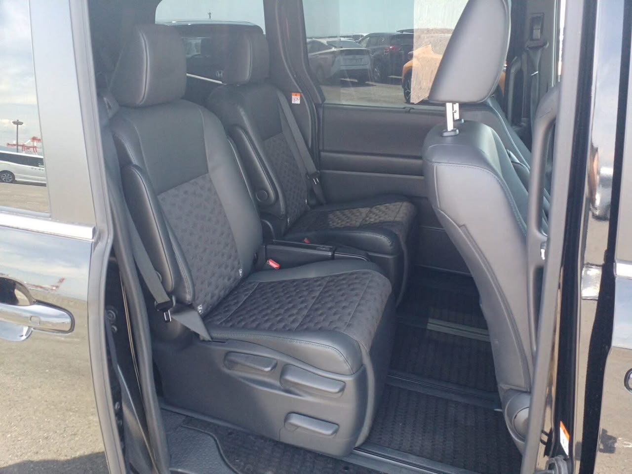 
TOYOTA VOXY S-Z NEW SHAPE 2022 ✨ S-Z Package — Full Loaded with Leg Rest ✨ 🔹 Mileage: 39,000 km 🔹 Auction Grade: 4 🔹 Color: Metallic Black (218) 🔹 Engine: 1800cc full									